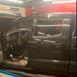 THULE  Adjustable Midsize Truck  Roof Bar