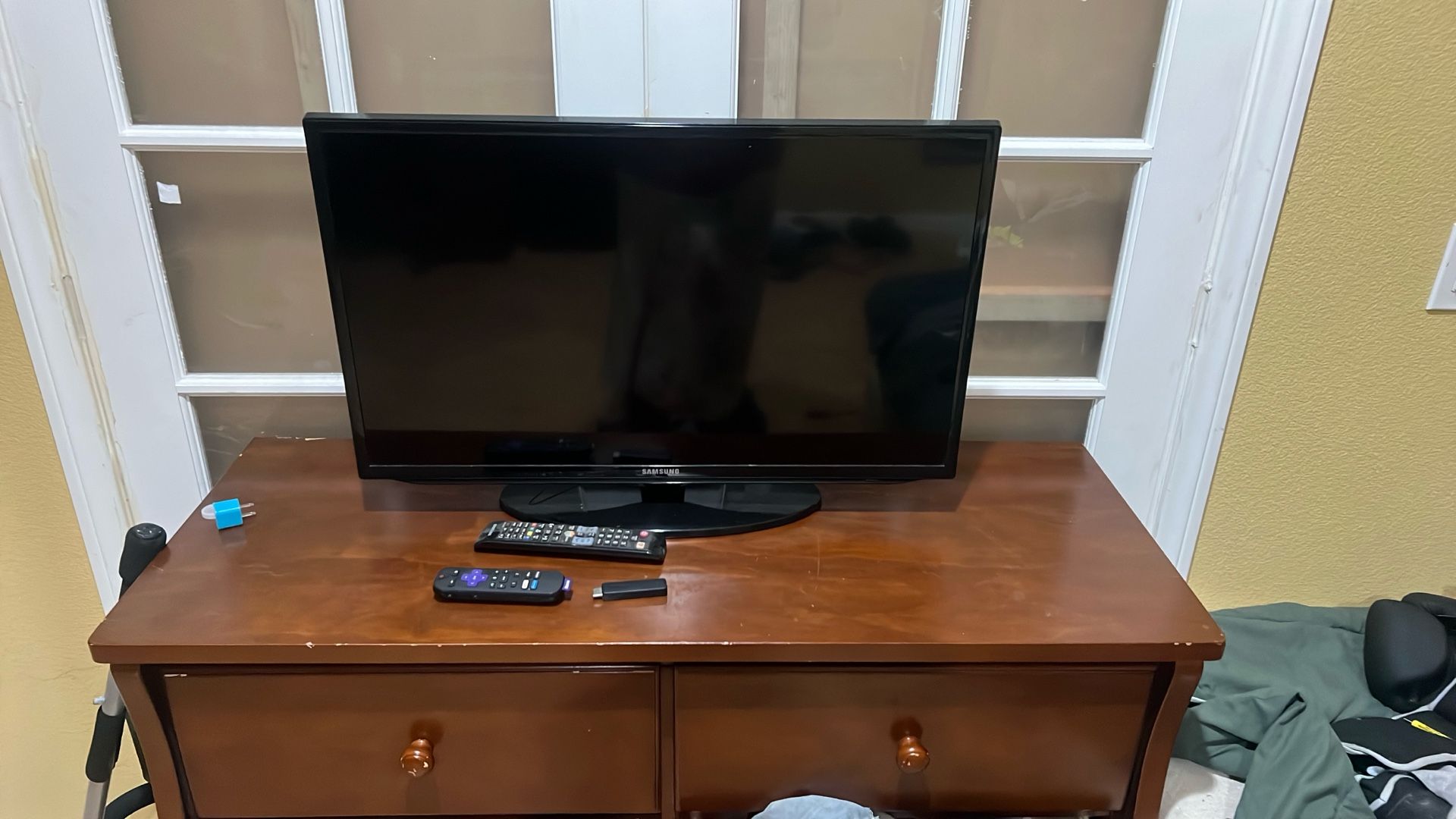 Tv With Roku Stick And Controllers