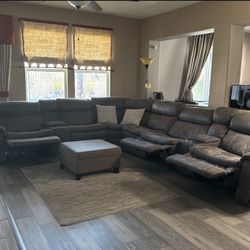 Couch sectional  In  GREAT SHAPE 