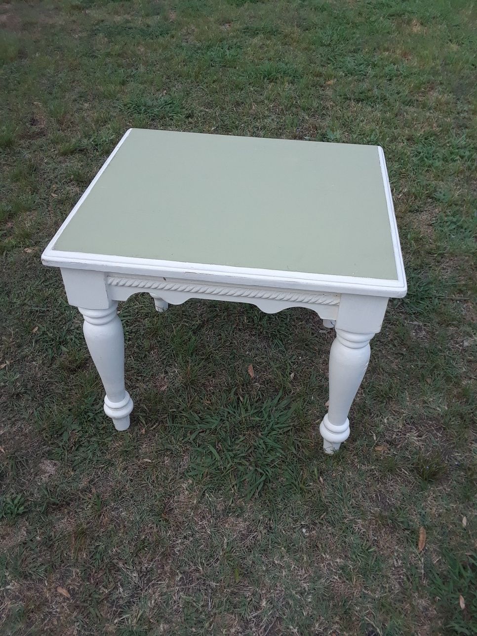 Beautiful End Table, ( 23 w x 25 L x 21 height ) 25.
