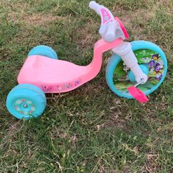 MINNIE MOUSE BIG WHEEL HAS SOUNDS GREAT FOR AGES 1 1/2-2 YEARS OLD