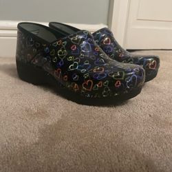 Dansko ZP 2.0 Floating Hearts Patent Clgogs