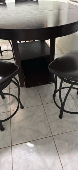 Extendable Dinner table with 4 chairs