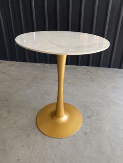 Elegant Round Accent Table – Gold & Marble Look