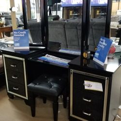 BEAUTIFUL VANITY WITH MIRROR AND BENCH