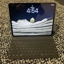 iPad Pro 12.9in - 6th Gen 128 GB with keyboard