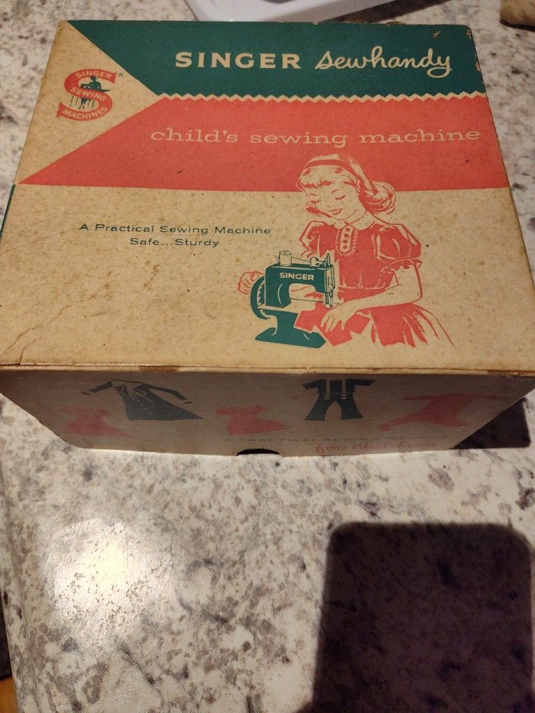 VINTAGE SINGER SEWHANDY CHILD SEWING MACHINE W/ BOX AND REPLACEMENT NEEDLES 