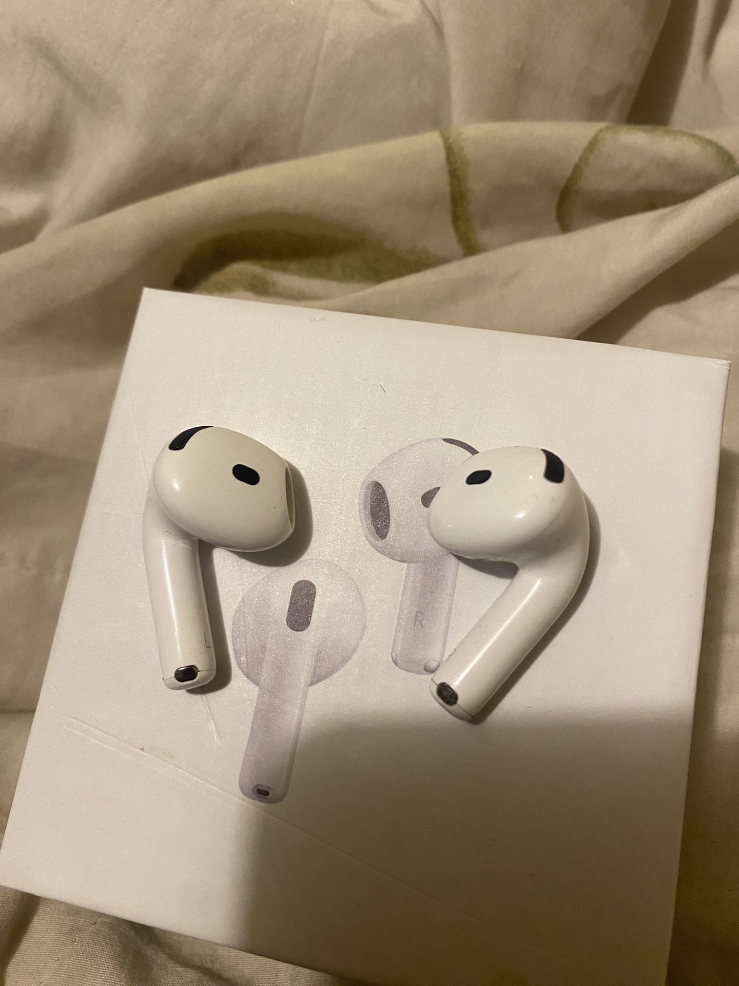 AirPods 4