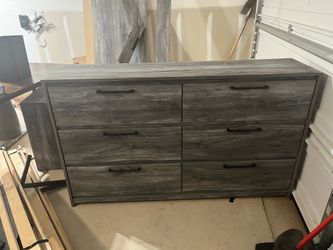 Ashley Furniture 6-Drawer Dresser - Smokey Gray