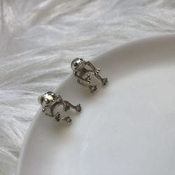 Animal lovers frog dangle faux silver earrings