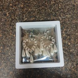 Beautiful elegant womens dangle pearl drop chandelier earrings