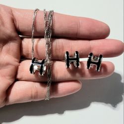 A Set Silver Black Enamel Pendant Necklace Studs Earrings Gift