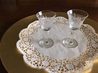 2 beautiful wine glasses