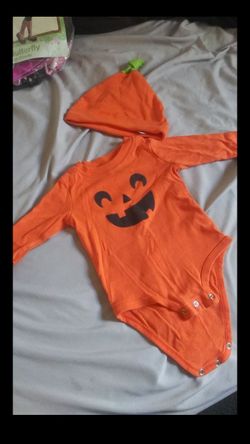 18 mt Halloween Pumpkin oneies with beanie