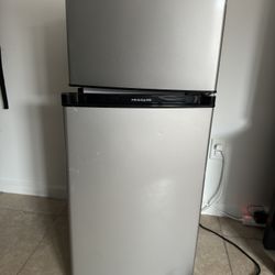 Frigdaire Top Freezer Refrigerator 