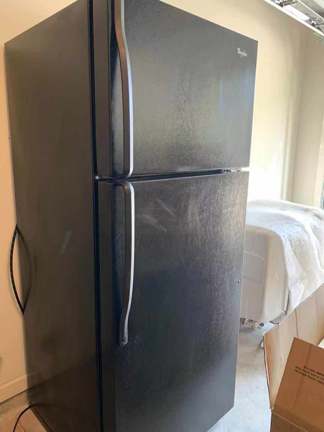 Whirlpool appliances! A set of Fridge, Oven, Dishwasher, and Microwave.. Please read below..