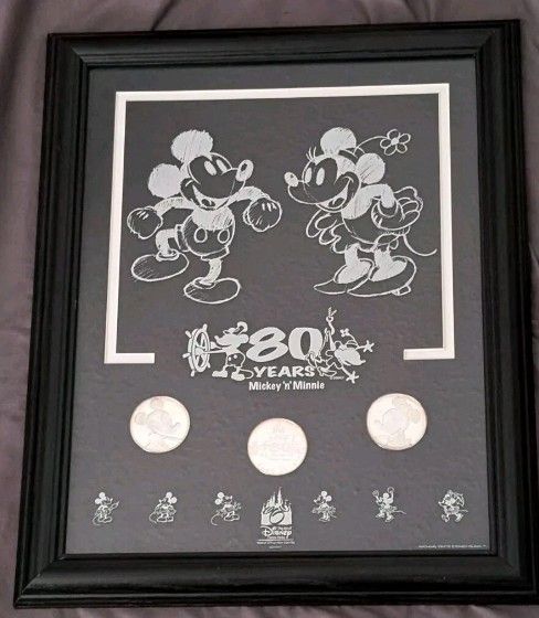 Disney 80 Years Mickey & Minnie Etched Glass and Overlay Medallion Set w/COA 