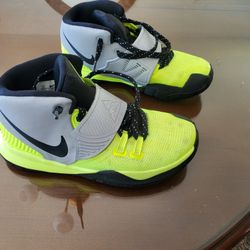 Nike Kyrie Boys Shoes 3y