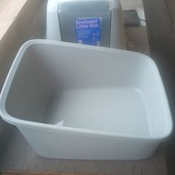 Enclosed Litter Box 