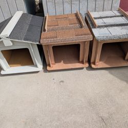 Three Brand New Small Dog House