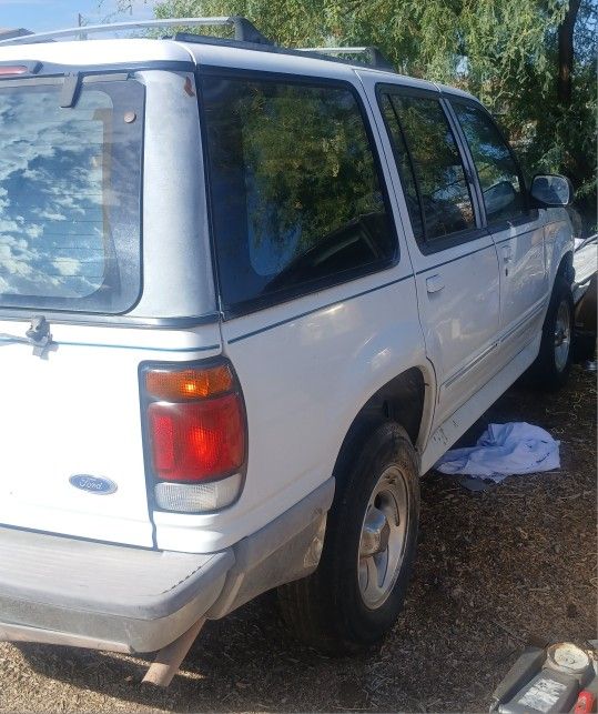 Parts 1995 Ford Explorer Engine Transmission Rear hatch Doors Seats Luggage rack Windows Mirrors Tail lights Bumper Grill Dash Fender  runs and drives