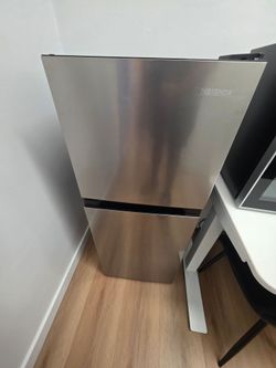 Insignia Stainless Steel Top-Freezer Refrigerator