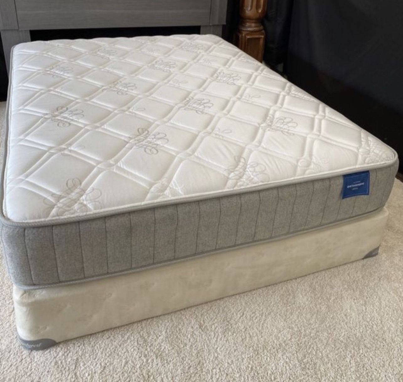 Lovely 🌟❤️QUEEN 🌟❤️MATTRESS AND 🌟❤️BOX SPRING