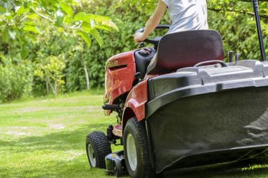 Se arreglan máquinas para cortar pasto