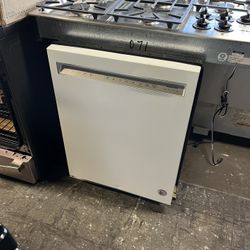 NEW KITCHEN AID WHITE DISHWASHER 