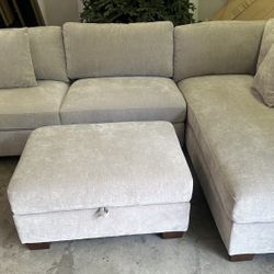 Thomasville Walsen Sectional with Storage Ottoman  Retails for over $1,500 Previous floor model, still looks new  Features: Spacious Storage Ottoman C