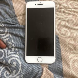 Silver iPhone 7 (Locked)