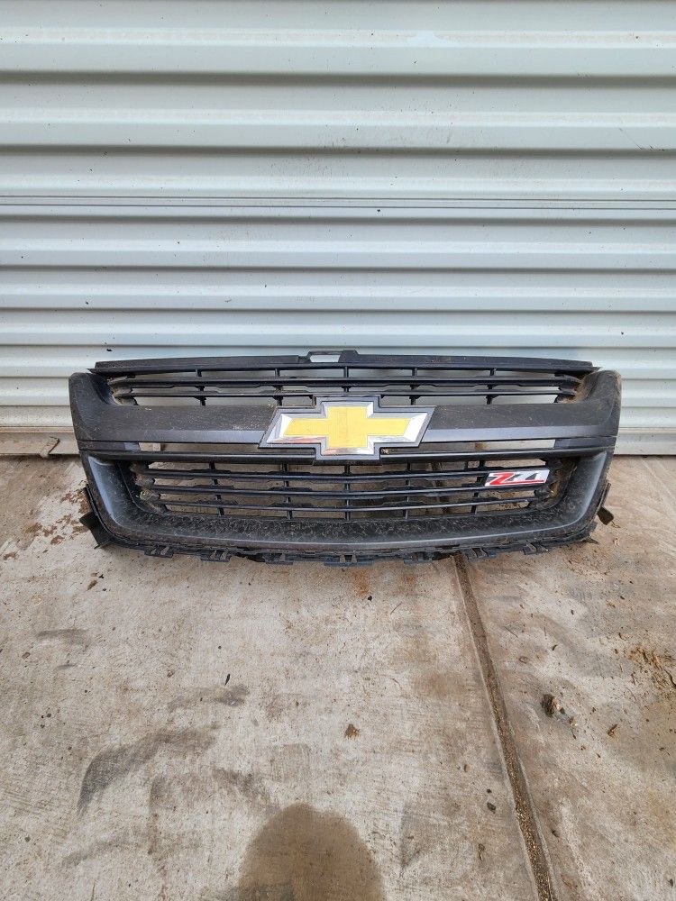 OEM 2015-2020 Chevy Colorado Chrome Grille w/ Bowtie - Excellent Condition