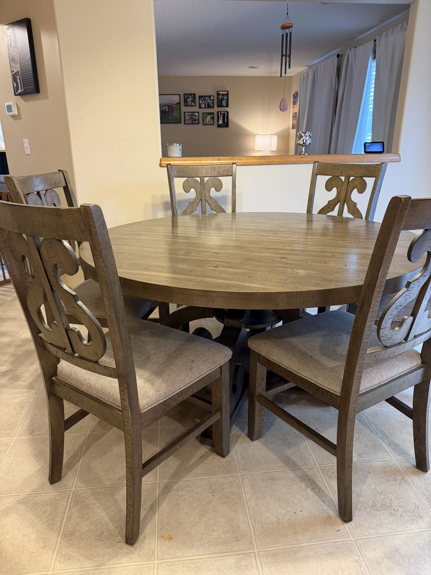 Kitchen Table And 6 Chairs 