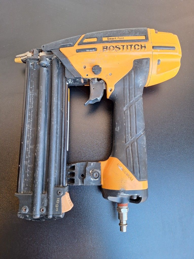 Bostitch BTFP12233 Smart Point 18 Gauge Brad Nailer Kit.