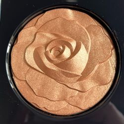 MAC Limited Edition Selena highlighter NEW