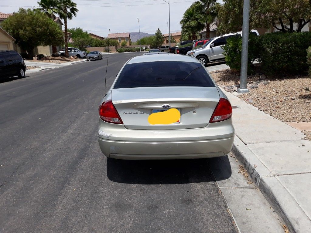 2004 Ford Taurus