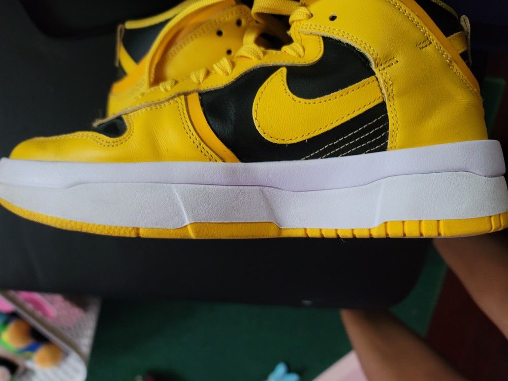 Womens Black And Yellow Size 7.5 Nikes