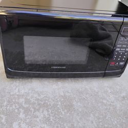 Farberware 700W Microwave – Clean & Works Great