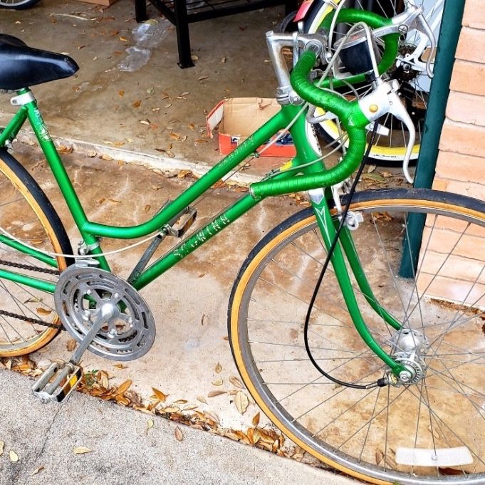 Women s Green Vintage 1976 Schwinn Varsity 10 speed bike. for Sale in Corp Christi TX OfferUp