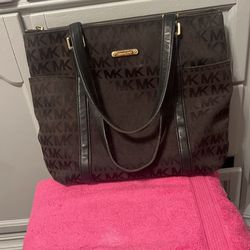 Large Michael  Kors Purse Mother’s Day gift Real Thing Not A Knock.  Off.   Great Mothers Day Gift Off. Final Price