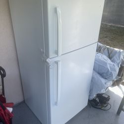 INSIGNIA Refrigerator 