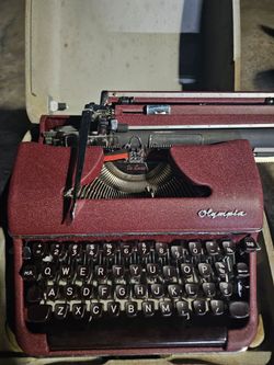 Olympia type writer  with case (READ ENTIRE AD) MAKE OFFER