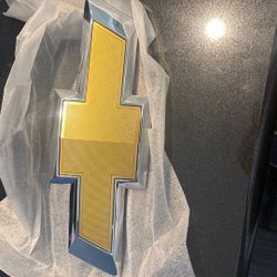 GM Genuine Parts Chrome with Gold Front Grille Emblem