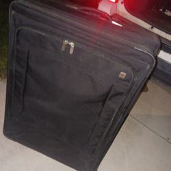 SWISS ARMY HUGE 32INHT BY 22INWD LUGGAGE NICE CLEAN 20 TODAY FINAL PRICE