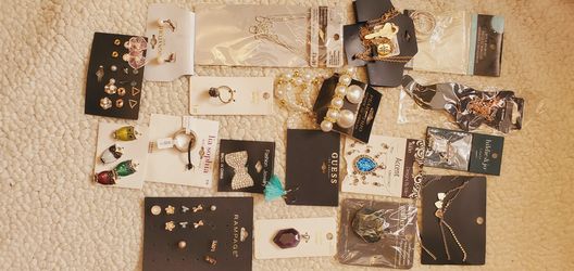 Lot of jewelry: chains, rings, earrings, pendants