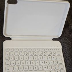 IPad mini keyboard and case like new 