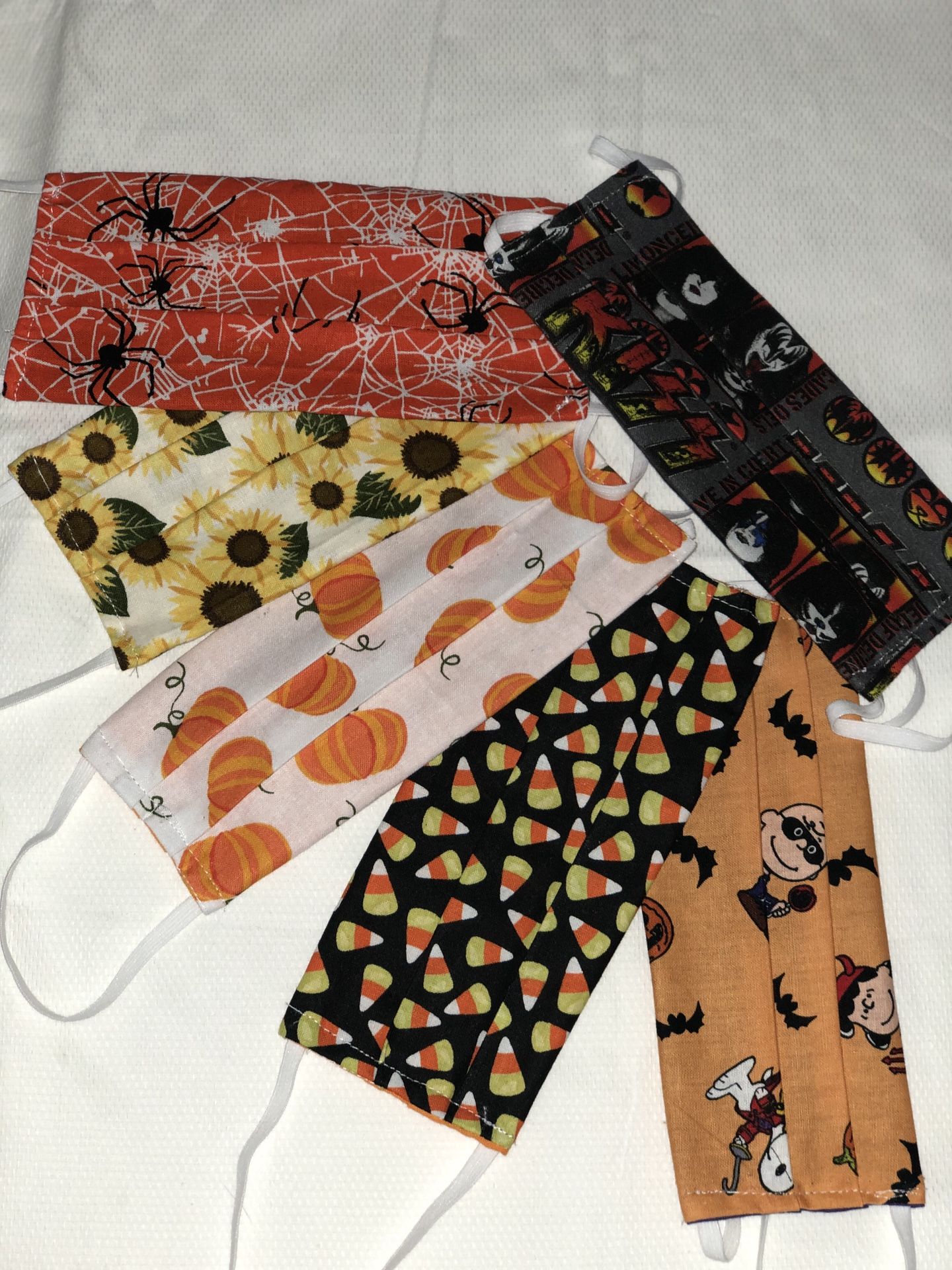 mask/ mascara 8$ get ready for fall and halloween. ...🍁🎃🕷different fabric styles to choose from..!🌻🍂🍁🕷🕸🎃☠️