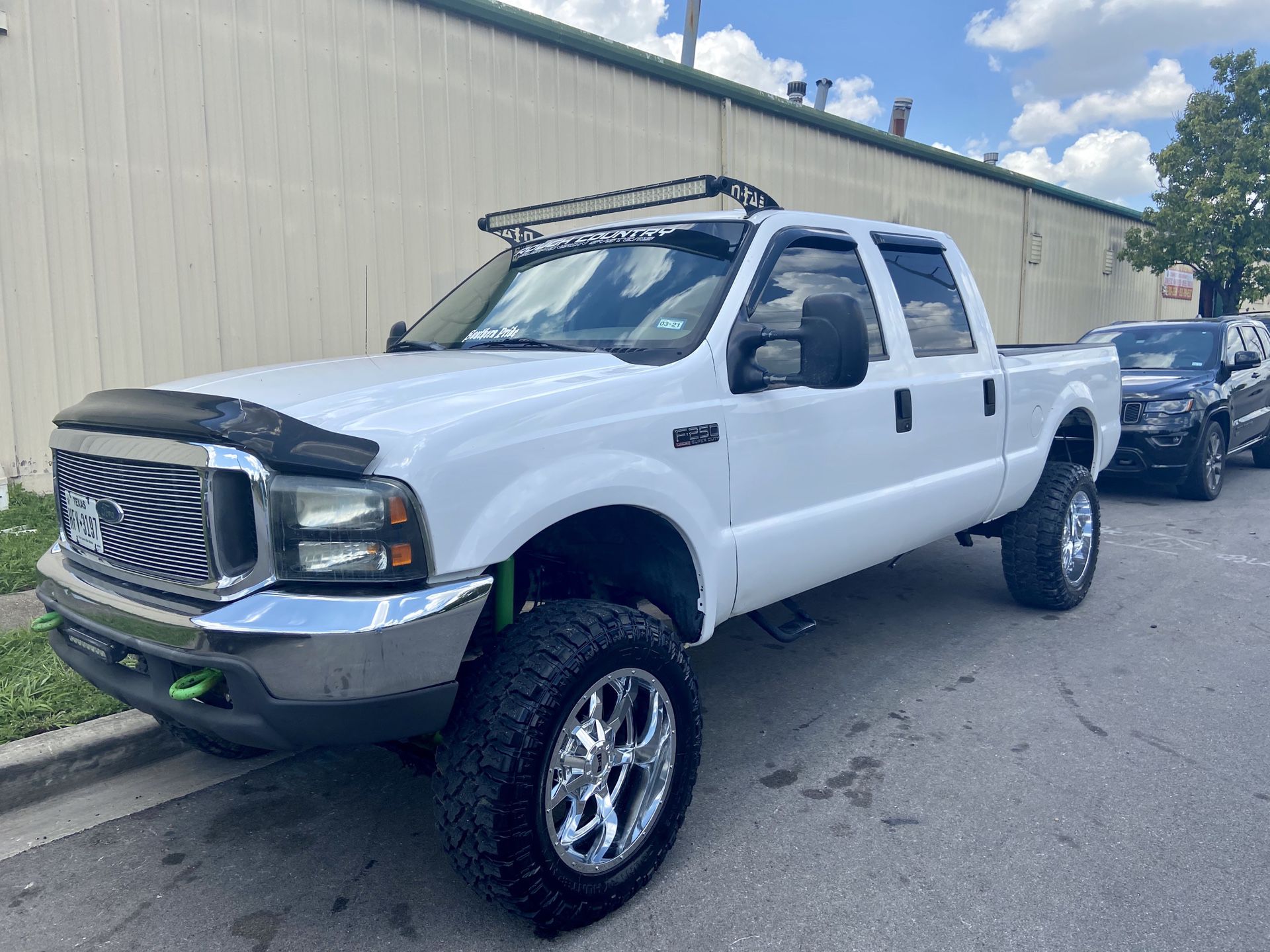 2000 ford f250 4x4 auto 6.8 v10. a/c gas 130 k miles clean title lifted high rim 22