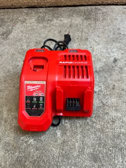 Milwaukee M12 and M18 12-Volt/18-Volt Multi-Voltage Rapid Battery Charger