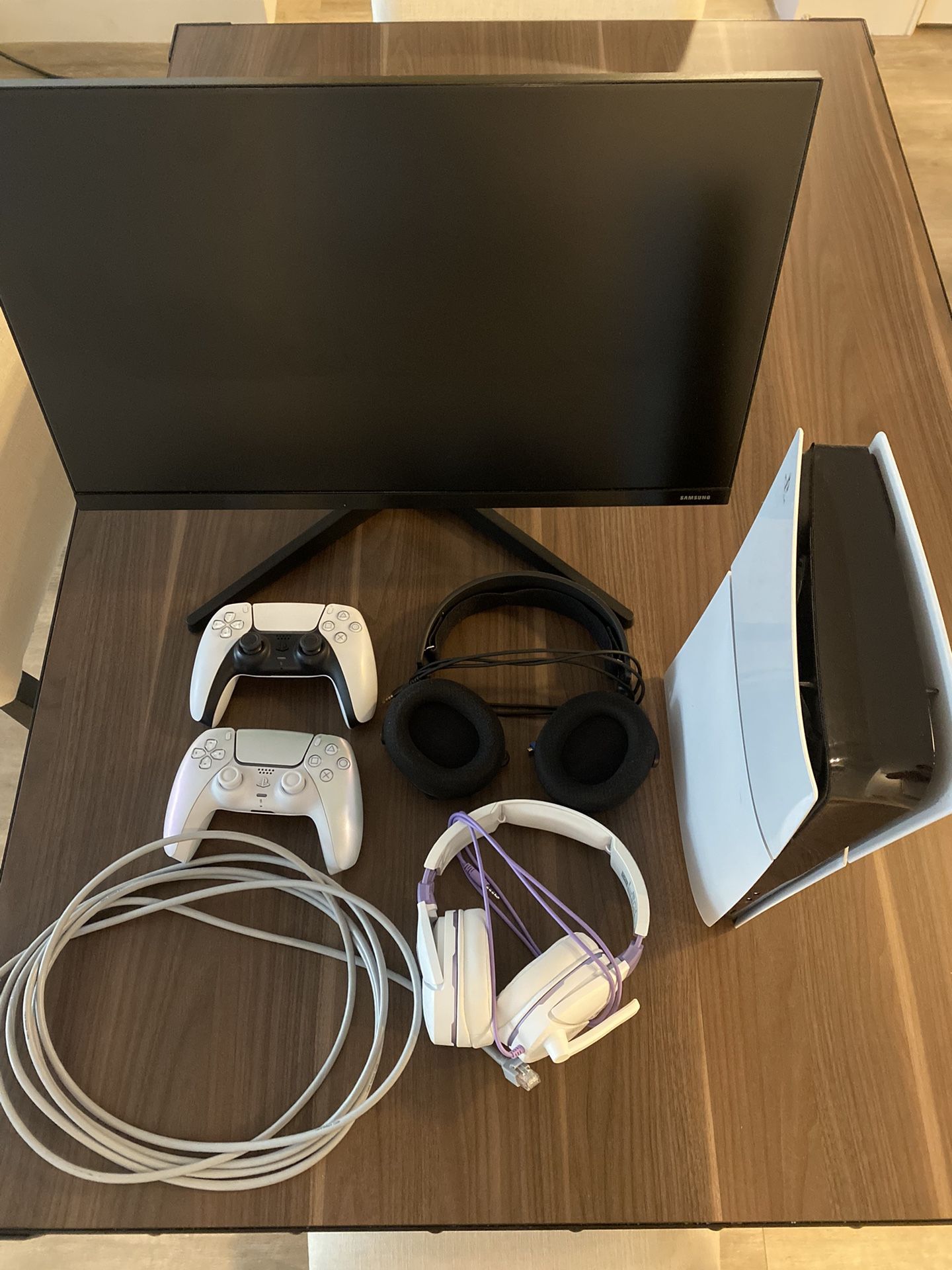 PlayStation 5+ Monitor + 2 Controllers + 2 Headsets + Eth Cable